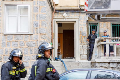 Un hombre de 60 años fue encontrado fallecido por los bomberos de Segovia, al entrar a sofocar un incendio declarado en el dormitorio de una vivienda situada en la tercera planta del número 10 de calle de La Dehesa en Segovia capital. -ICAL