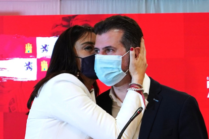 El candidato socialista a la Presidencia de la Junta junto a Ana Sánchez tras conocer el resultado electoral.