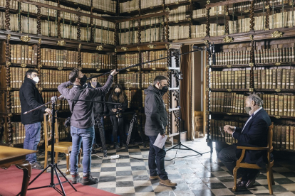 Un momento del rodaje del documental ‘Los Comuneros’ en el Archivo General de Simancas. / ICAL