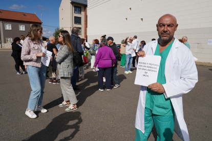 Las procuradores del PSOE por León Nuria Rubio y Yolanda Sacristán, participan en la concentración para respaldar a los celadores del centro de salud de Astorga- ICAL