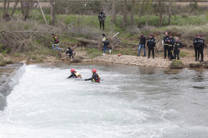 Los bomberos y la policía local de León, buscan el cuerpo de un hombre en el río Torío. -ICAL