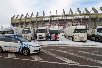 La policía vigila los camiones embolsados en el párking del estadio Zorrilla en Valladolid. ICAL.
