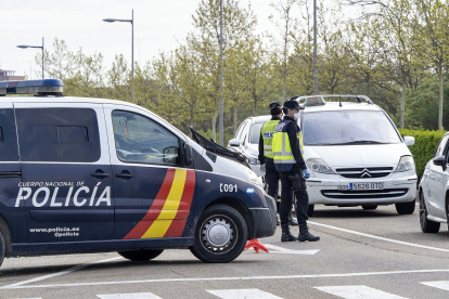 Control de la Policía Nacional en la Avenida de Salamanca a la altura del puente de la hispanidad en Valladolid. - PHOTOGENIC/MIGUEL ÁNGEL SANTOS