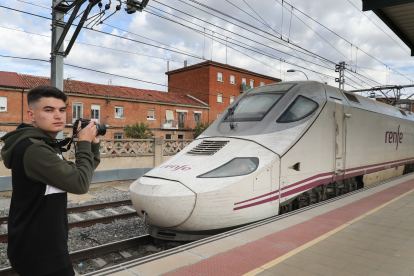 El joven palentino, Enrique Gómez, aúna su pasión por los trenes y su hobby por la fotografía para captar y publicar en redes sociales imágenes de locomotoras y convoyes. -ICAL