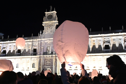 El acto 'Compartiendo ilusiones', en el que se lanzó un millar de farolillos en León - ICAL