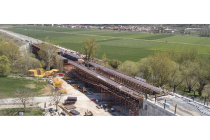 Obras de reconstrucción del puente de Frandovínez del AVE a Burgos, en una imagen de archivo. E. M.