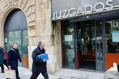 Llegada de los servicios jurídicos del PP a los juzgados de Salamanca, en una imagen de archivo.-ICAL