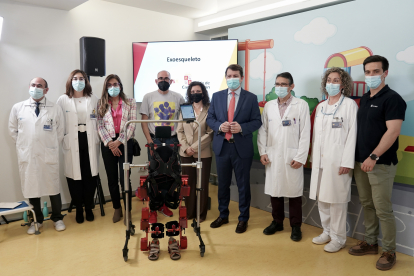 Presentación del primer exoesqueleto pediátrico en Castilla y León con la presencia de Alfonso Fernández Mañueco. ICAL
