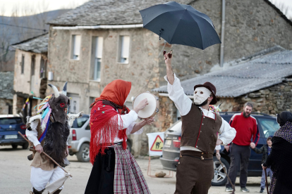 Celebración de 'Los Campaneirus', tradicional mascarada de principios de año en La Cuesta (León). ICAL