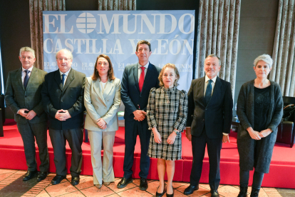 Sarbelio Fernández, Enrique Cabero, María González Corral, Juan Marín, Mercedes Vaquera, Agustín Hernández y Emilia Málaga. / LOSTAU