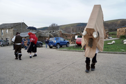 Celebración de 'Los Campaneirus', tradicional mascarada de principios de año en La Cuesta (León). ICAL