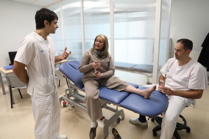 Los fisioterapeutas Juan Carlos Larrén y Javier López-Negrete con la paciente Begoña en la consulta del centro de Salud de La Puebla de Palencia - ICAL