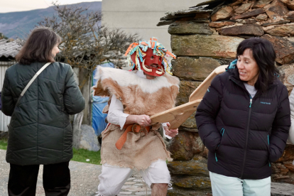 Celebración de 'Los Campaneirus', tradicional mascarada de principios de año en La Cuesta (León). ICAL