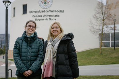 Olga Jedrysiak, ganadora de una ayuda a la investigación de Caja Rural, junto a su tutora, Blanca García. -ICAL