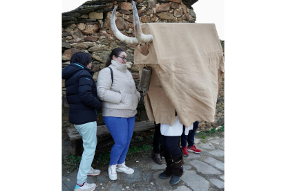 Celebración de 'Los Campaneirus', tradicional mascarada de principios de año en La Cuesta (León). ICAL