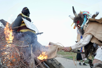 Celebración de 'Los Campaneirus', tradicional mascarada de principios de año en La Cuesta (León). ICAL