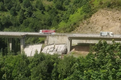 El viaducto del Castro entre León y Lugo sufre un derrumbe en el tercer vano del puente. -E. PRESS