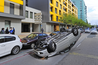 Un vehículo volcado en un accidente en estos días de estado de alarma en la avenida Cantabria. ISRAEL L. MURILLO