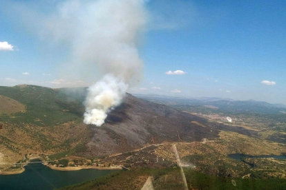 Una reproducción en el incendio de El Tiemblo provoca la reactivación de cuatro medios aéreos para sofocar las llamas. - ICAL