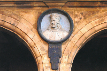 Medallón de Alfonso XI en la plaza Mayor de Salamanca. E.M.
