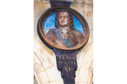 Medallón de Fernando VI en la plaza Mayor de Salamanca. E.M.