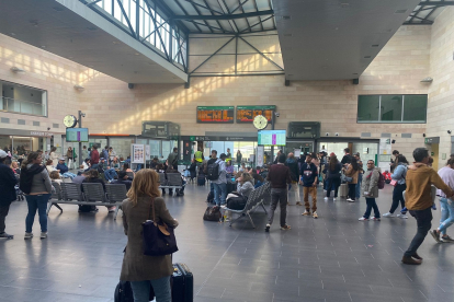 Los pasajeros 'toman' la estación de AVE de Segovia para amenizar la espera.- E. M.
