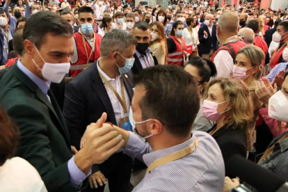 El presidente Pedro Sánchez saluda al líder socialista en Castilla y León, Luis Tudanca. - ICAL