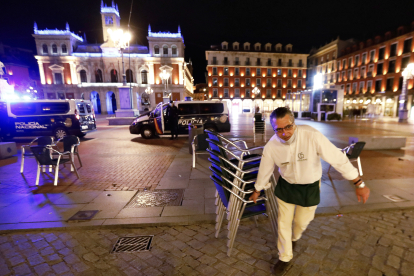 Imagen de archivo de la primera noche del toque de queda en la plaza Mayor de Valladolid. -ICAL