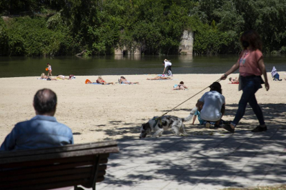 Imagen de la playa fluvial de Valladolid con varias personas disfrutando de las altas temperaturas.- PHOTOGENIC