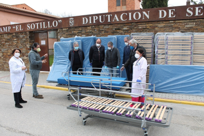 Fes y Cámara de Segovia entregan 30 camas articulaas para dos centros asistenciales de la Diputación.- ICAL