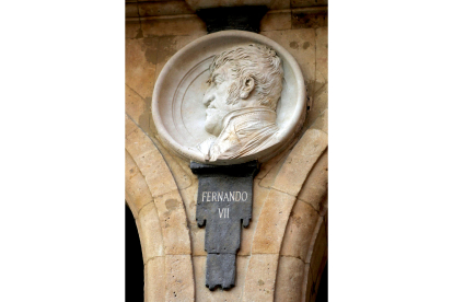Medallón de Fernando VII en la plaza Mayor de Salamanca. ICAL