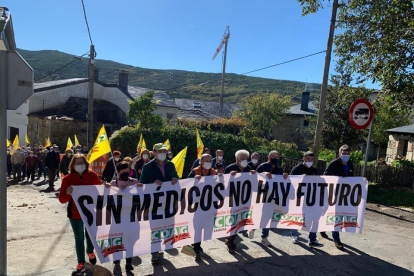 Más de 200 personas se manifiestan en Lubián (Zamora) para defender los servicios básicos sanitarios en el mundo rural. | ICAL