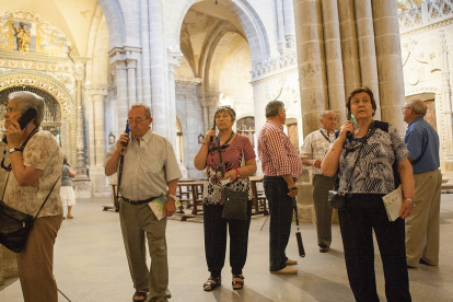 Turistas con audioguías en la Catedral de Zamora.- ICAL
