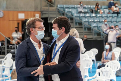 El presidente de la Junta, Alfonso Fernández Mañueco, abraza a Feijóo en el Congreso del PP de Galicia. - ICAL