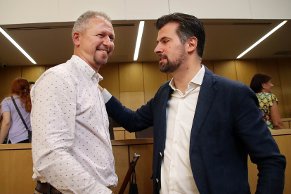 Luis Tudanca con el candidato del PSOE y nuevo alcalde, Jorge Pérez. -ICAL