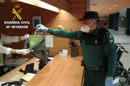 La Guardia Civil entrega el teléfono móvil del paciente en el Complejo Asistencial Universitario de León. - SUBDELEGACIÓN DEL GOBIERNO EN LEÓN.