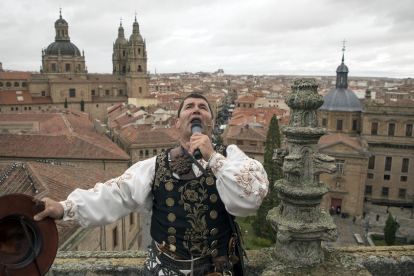 El folclorista salmantino Ángel Rufino de Haro, ''El Mariquelo'', realiza la XXXV edición de su tradicional ascensión a la torre de la Catedral de Salamanca. ICAL