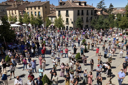 Concentración en La Granja (Segovia) en repulsa del último asesinato machista. - EUROPA PRESS