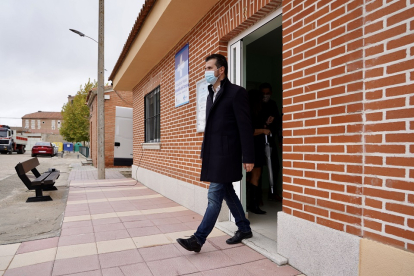 El secretario general del PSOECyL, Luis Tudanca, visita el centro de salud de Bobadilla del Campo (Valladolid). - ICAL