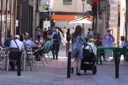 Calle peatonal de Ponferrada durante la segunda semana de la ciudad en fase 1. | ICAL