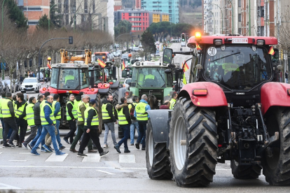 Tractorada de agricultores y ganaderos por la capital burgalesa en protesta por su situación. -ICAL