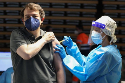 Alfonso Fernández Mañueco recibe la segunda dosis de la vacuna contra el coronavirus.- E. M.