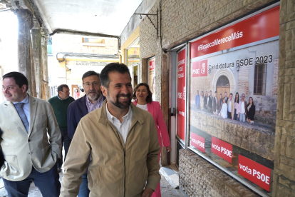El secretario general del PSOE de Castilla y León, Luis Tudanca, visita Medina de Rioseco.- ICAL