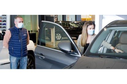 Un cliente observa un vehículo en un concesionario de Burgos. - ISRAEL L. MURILLO