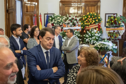 El presidente de la JCYL, Alfonso Fernández Mañueco, acude a la capilla ardiente de la subdelegada del Gobierno en Salamanca, Encarnación Pérez.- ICAL