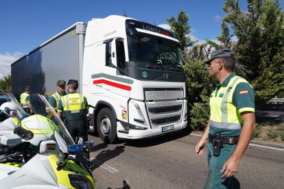 Operación 'ROADPOL Safe Holidays', por la que agentes de la Guarda Nacional Republicana (GNR) de Portugal se unen a agentes del Sector de Tráfico de la Guardia Civil en la Comunidad para apoyar a los conductores lusos que circulan en estas fechas estivales.- ICAL