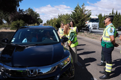 Operación 'ROADPOL Safe Holidays', por la que agentes de la Guarda Nacional Republicana (GNR) de Portugal se unen a agentes del Sector de Tráfico de la Guardia Civil en la Comunidad para apoyar a los conductores lusos que circulan en estas fechas estivales.- ICAL