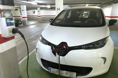 Recarga de un coche eléctrico Renault Zoe en el garaje de la Consejería de Economía y Hacienda. -C.E.H.