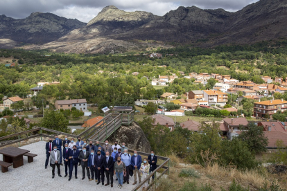 El presidente de la Junta de Castilla y León, Alfonso Fernández Mañueco, presenta en Navarredondilla (Ávila), el Plan de Restauración de la zona afectada por el incendio de la Sierra de la Paramera.- ICAL