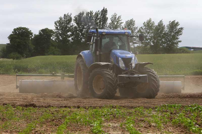 Un agricultor trabaja el campo de cultivo con su tractor. / ecb